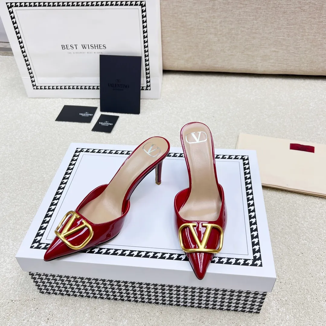 👟👟Ex-factory price 500👟👟 VALENTINO latest V Logo buckle back empty slippers 🔥🔥🔥 🕳️🕳️🕳️ Exclusive original 1-1 development, no goods without the original 〰 ɪɴѓᴏʀᴍᴀᴛɪᴏɴ 〰 Buckle: V-LoGo leather buckle Material: Imported patent leather Lining: full-grain sheepskin Outsole: Italian through-dyed cowhide Midsole: Italian original craft material Process: computer stitching, machine shaping Heel height: 4.0/8cm Made in Italy 🇮🇹 Ready-made code: 35 36 37 38 39 Ready-made custom code: 34 40 41 Delivery period 1-3 days Not retreating